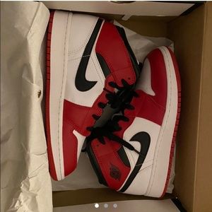 Jordan 1 mid Chicago